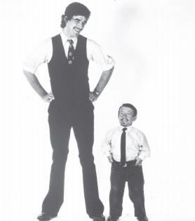 Peter Mayhew (bên trái) được trao vai diễn nhờ… bàn chân và chiều cao khủng!