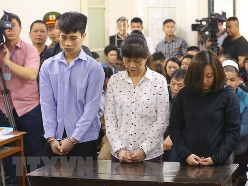 Các bị cáo từ trái qua Hoàng Văn Tuấn, Lê Thị Thì và Nguyễn Diệu Linh tại phiên xét xử.
