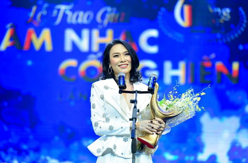 Ca sĩ Mỹ Tâm giành 2 giải thưởng danh giá tại giải Âm nhạc Cống hiến 2018 với Ca sĩ của năm và Album của năm.