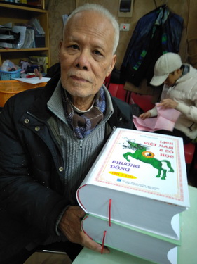 Ông Nguyễn Văn Chung và bộ sách đồ sộ mới xuất bản.