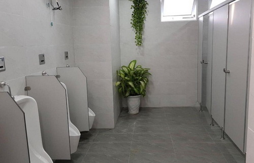 Nhà vệ sinh sạch sẽ, có hoa trang trí tại BV Nhân dân Gia Định TP.HCM.