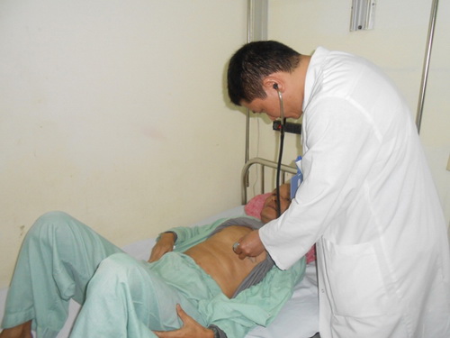 Thăm khám cho bệnh nhân bị phình động mạch chủ bụng.