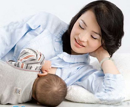 Sau sinh con, bà mẹ lưu ý nghỉ ngơi và vận động nhẹ nhàng để mẹ khỏe, con khỏe.