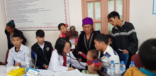 Bác sĩ đoàn công tác khám chữa bệnh miễn phí cho bà con huyện Mường Nhé.