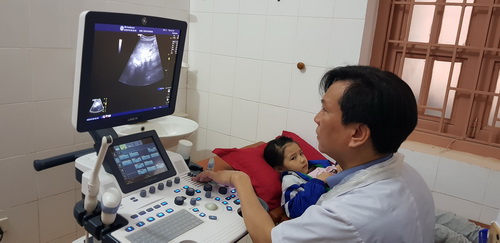 Bác sĩ sử dụng máy siêu âm 4D khám cho bệnh nhân.