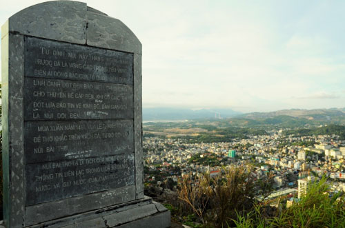 Bia đá tóm tắt lịch sử trên đỉnh núi Bài Thơ.