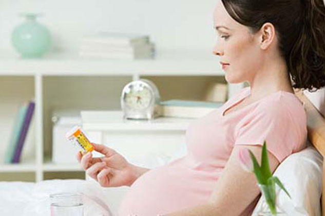 Thai phụ cần xin ý kiến bác sĩ khi muốn bổ sung sắt và axit folic.