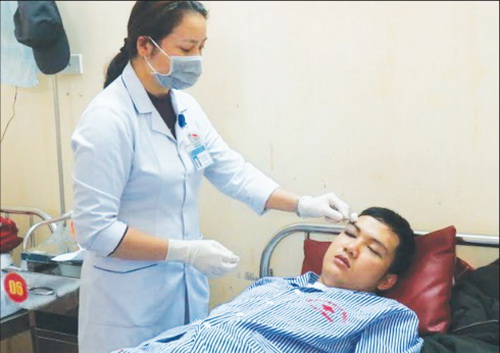 Thực tập sinh Trần Nhật Giáp đang được chăm sóc tại Khoa Ngoại thần kinh BVĐK Hà Tĩnh.