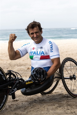 Alex Zanardi tập luyện với xe lăn quay tay .