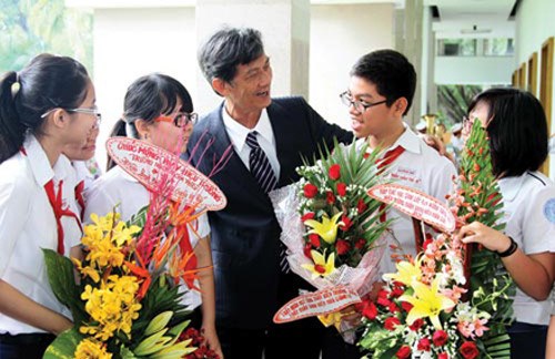 Muốn dạy các em hướng tới những gì tốt đẹp thì bản thân thầy cô luôn phải là tấm gương sáng. (Ảnh minh họa )
