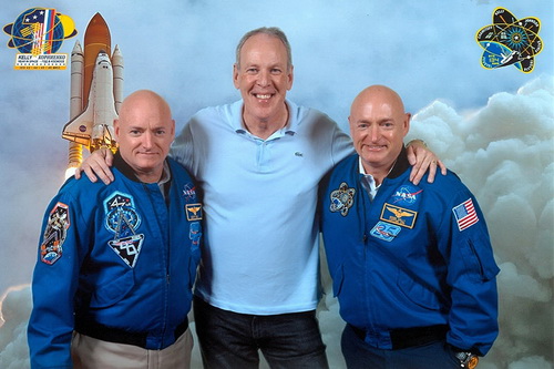Anh em song sinh: Mark - người ở lại trái đất (trái) và ông Scott - người vừa từ không gian trở về sau 1 năm.