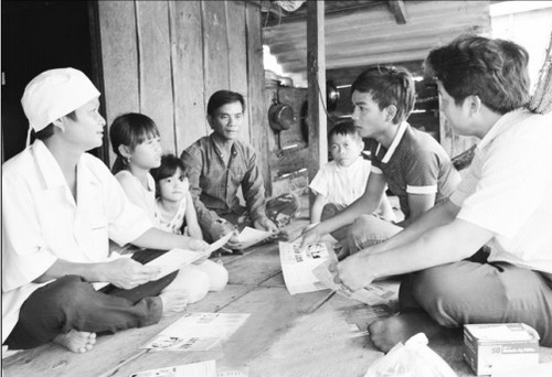 Tuyên truyền phòng sốt rét cho bà con.