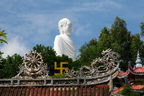 Văn hóa Phật giáo ảnh hưởng sâu sắc đến làng xã Việt Nam từ hàng nghìn năm nay.Trong ảnh là chùa Long Sơn - Nha Trang.