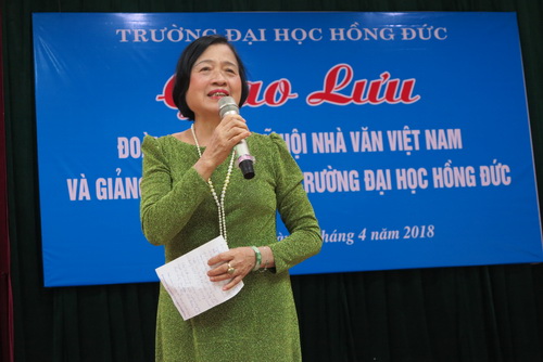 Nữ sĩ Nguyễn Thị Kim đọc thơ trước sinh viên ĐH Hồng Bàng.
