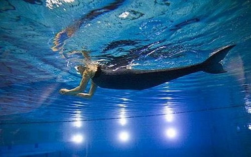 Nhờ đuôi bionic, người khuyết tật có thể bơi như nàng tiên cá.