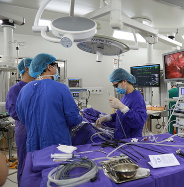 Các bác sĩ Khoa Ngoại BVĐK tỉnh mổ lấy sỏi niệu quản bằng hệ thống phẫu thuật nội soi 3D.