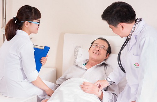 Chia sẻ cùng người bệnh giúp họ vượt qua nỗi đau bệnh tật.