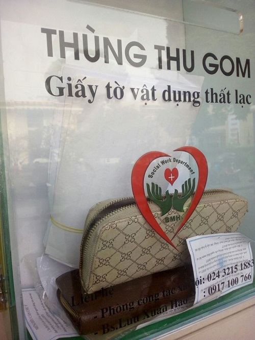 Thùng gom đồ đạc bị thất lạc tại BV Bạch Mai.