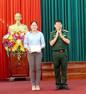 Lãnh đạo BV Quân y 120 tặng giấy khen cho chị Nguyễn Thị Ngọc Phượng.