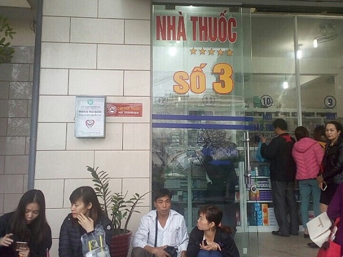 Thùng thu gom được đặt ở vị trí thuận tiện, nơi đông người qua lại.