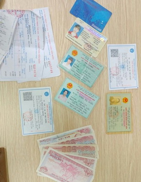 Nhiều vật dụng như CMT, thẻ hội viên, thẻ sinh viên, thẻ BHYT thu được từ thùng gom đồ thất lạc.