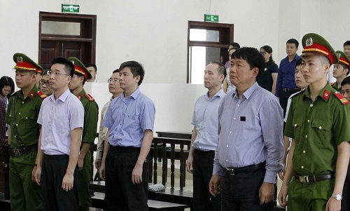 Các bị cáo tại phiên xét xử phúc thẩm.