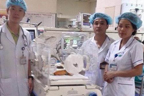 BS. Hoàng Công Lương (bên trái ảnh) chăm sóc cho một bệnh nhi tại Bệnh viện đa khoa tỉnh Hòa Bình.