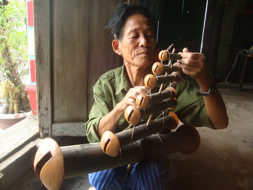 Nghệ nhân Nguyễn Văn Thênh cột dàn sáo diều.