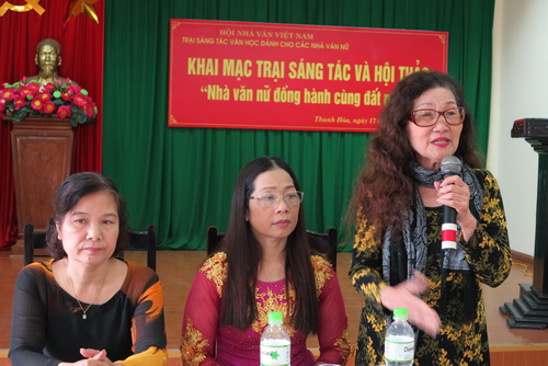 Nhà thơ Đặng Nguyệt Anh trình bày tham luận tại Trại sáng tác.