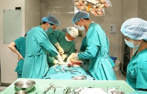 Phẫu thuật gãy xương cánh tay là phẫu thuật thường quy của chuyên ngành chấn thương chỉnh hình. (Ảnh minh họa)