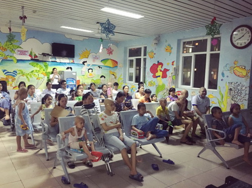 Bệnh nhi tại BV K (Hà Nội) chăm chú xem phim.