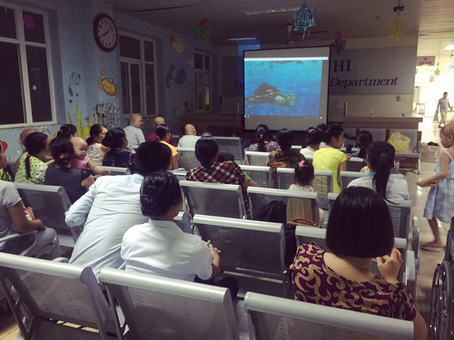 Rạp chiếu phim trở thành món quà tinh thần cho các bệnh nhi tại Khoa Nhi - BV K.