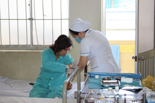 Nhân viên y tế BVĐK Khánh Hòa tích cực chăm sóc cho các nạn nhân.