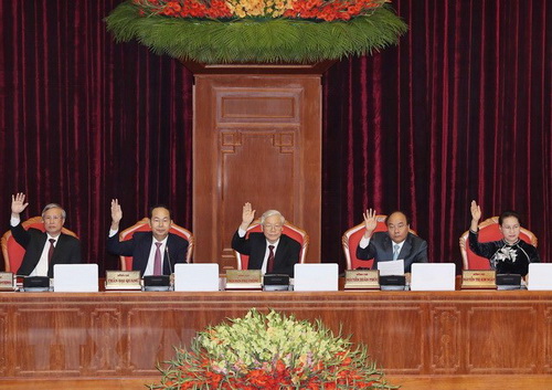 Tổng Bí thư Nguyễn Phú Trọng, Chủ tịch nước Trần Đại Quang, Thủ tướng Nguyễn Xuân Phúc, Chủ tịch Quốc hội Nguyễn Thị Kim Ngân và Ủy viên Bộ Chính trị, Thường trực Ban Bí thư Trần Quốc Vượng biểu quyết thông qua Nghị quyết Hội nghị Trung ương lần thứ 7.