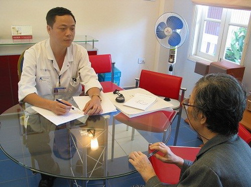 Người bệnh dùng thuốc cần sự tư vấn của bác sĩ chuyên khoa. Ảnh: TM