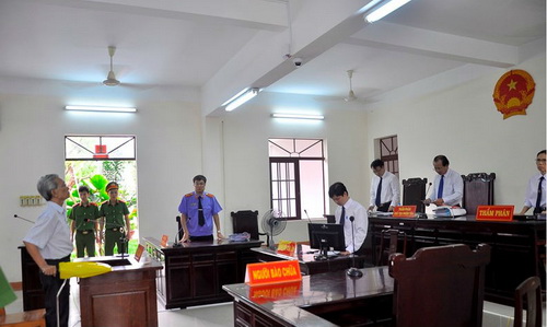 Bị cáo Nguyễn Khắc Thủy tỏ thái độ thách thức khi HĐXX tuyên án.