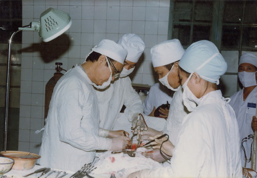 Một ca mổ sọ não tại Viện Quân y 103, PGS.TS. Trần Mạnh Chí đứng đầu bên trái. Một ca mổ sọ não tại Viện Quân y 103, PGS.TS. Trần Mạnh Chí đứng đầu bên trái.