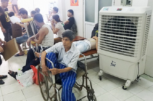 Những chiếc quạt điều hòa luôn phải hoạt động hết công suất để duy trì nhiệt độ mát mẻ trong phòng bệnh Những chiếc quạt điều hòa luôn phải hoạt động hết công suất để duy trì nhiệt độ mát mẻ trong phòng bệnh