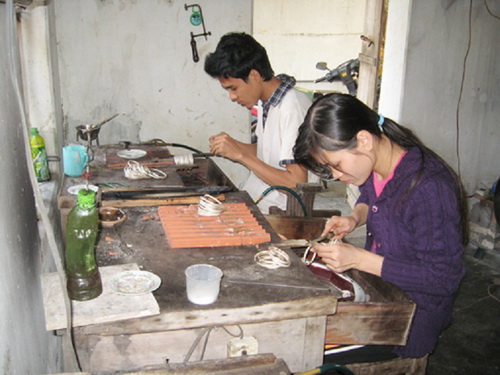 Người thợ chạm bạc ở Châu Khê.