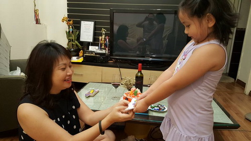 Con gái tặng quà sinh nhật cho mẹ Khuất Lê Hương.