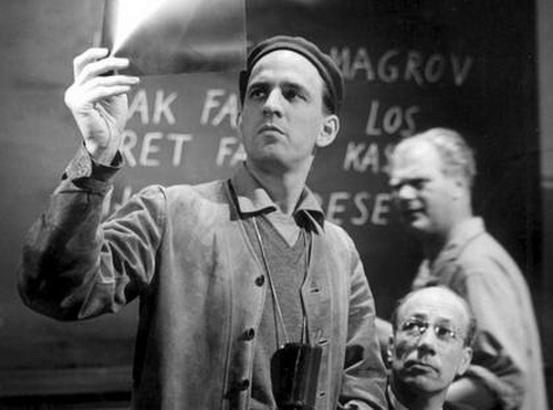 Nhà đạo diễn điện ảnh Ingmar Bergman (1918-2007) trong quá trình làm phim Smultronstället (1957).