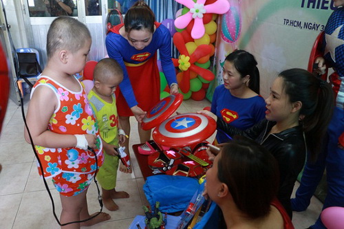 Bệnh nhi ung thư lựa chọn quà do Biệt đội siêu anh hùng trao tặng. Bệnh nhi ung thư lựa chọn quà do Biệt đội siêu anh hùng trao tặng.