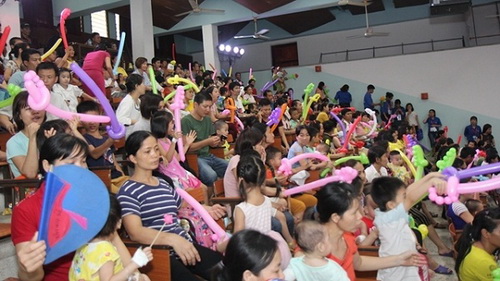 Không khí ngày hội tràn ngập các khán phòng tại BV Nhi TW ngày 30/5. Không khí ngày hội tràn ngập các khán phòng tại BV Nhi TW ngày 30/5.