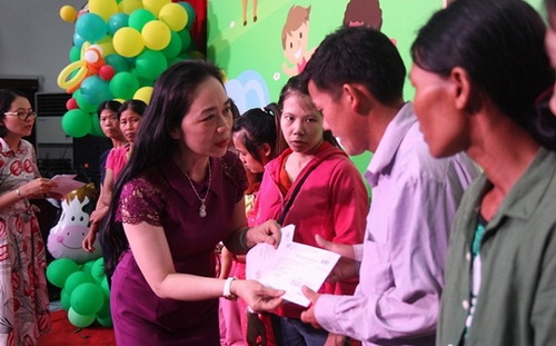 Trao các suất quà cho gia đình bệnh nhi có hoàn cảnh khó khăn. Trao các suất quà cho gia đình bệnh nhi có hoàn cảnh khó khăn.