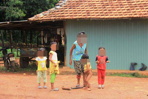 Đẻ nhiều con nên đời sống của con cái nheo nhóc. Đẻ nhiều con nên đời sống của con cái nheo nhóc.