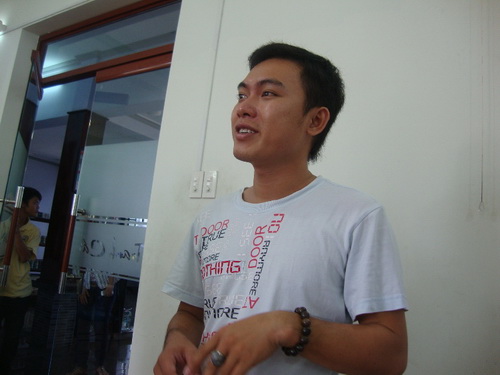 Họa sĩ khiếm thính Phi Long.