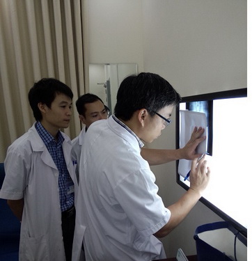 PGS.TS. Trần Trung Dũng cùng đồng nghiệp - học trò thảo luận về ca bệnh khó.