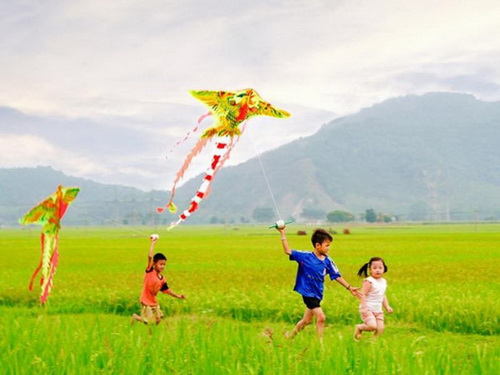 Chính miền hạ là chỗ dựa cho ta để khơi dậy những sắc màu, những sẻ chia đồng cảm được tắm mình trong nồng nàn tươi thắm của thiên nhiên. Chính miền hạ là chỗ dựa cho ta để khơi dậy những sắc màu, những sẻ chia đồng cảm được tắm mình trong nồng nàn tươi thắm của thiên nhiên.