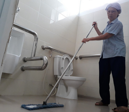Tại BV Q.Gò Vấp, nhân viên vệ sinh có mặt lau dọn thường xuyên nên việc nhà vệ sinh dơ bẩn hầu như không có.