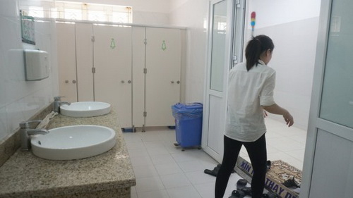 Nhà vệ sinh có trang bị dép để các bà bầu không bị ướt chân, cũng không sợ trơn trượt.